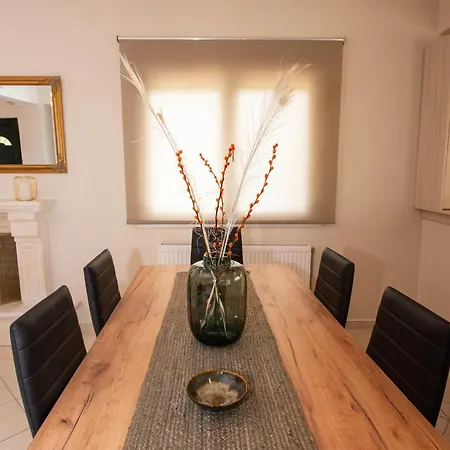 John & Angelo بيت للعطل